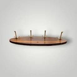 Ancien portemanteau mural vintage en bois et aluminium doré – années 1960