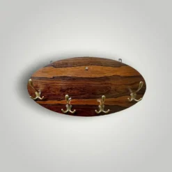 Ancien portemanteau mural vintage en bois et aluminium doré – années 1960
