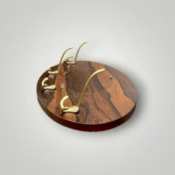 Ancien portemanteau mural vintage en bois et aluminium doré – années 1960