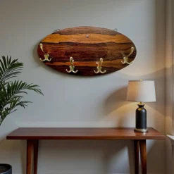Ancien portemanteau mural vintage en bois et aluminium doré – années 1960