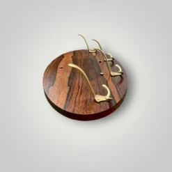 Ancien portemanteau mural vintage en bois et aluminium doré – années 1960