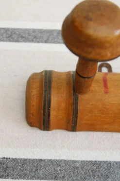 Ancien porte-manteaux en bois