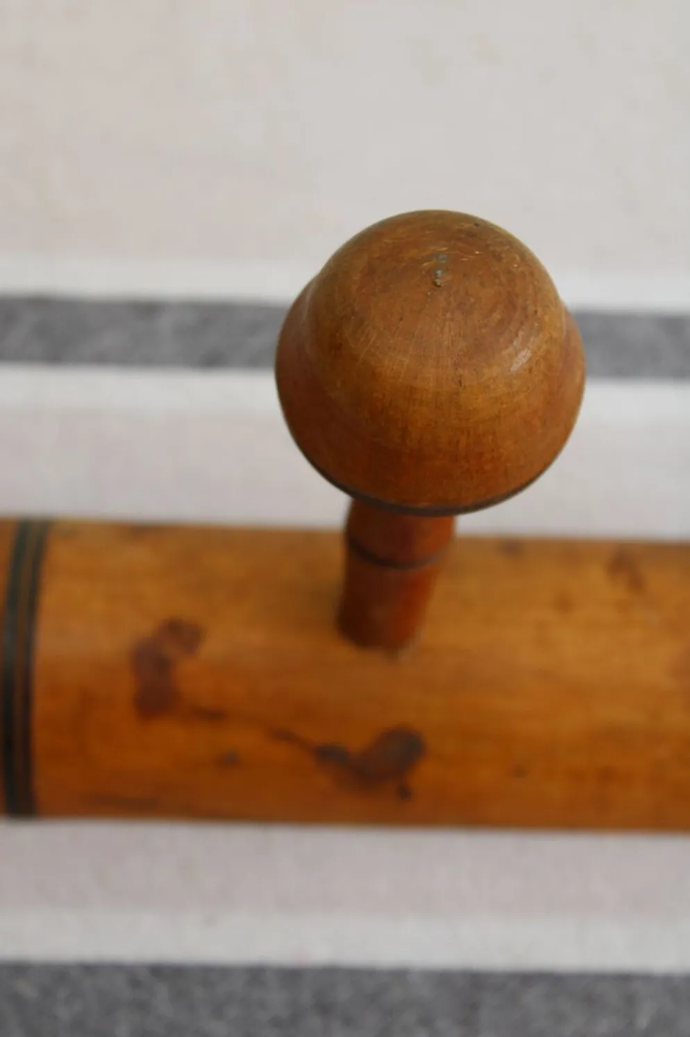 Ancien porte-manteaux en bois