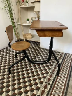 Ancien pupitre d'écolier avec chaise intégrée – chêne et métal – année