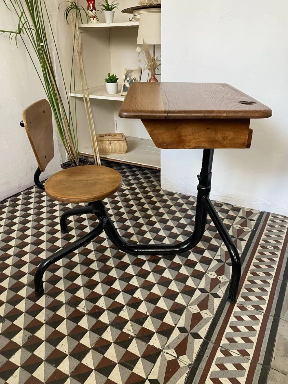 Ancien pupitre d'écolier avec chaise intégrée – chêne et métal – année