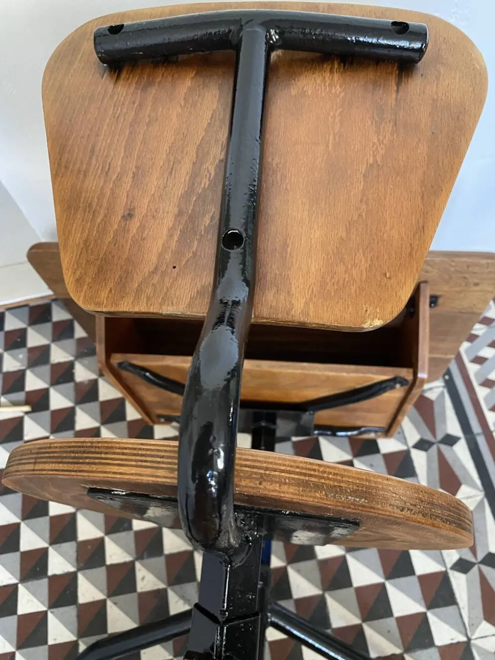 Ancien pupitre d'écolier avec chaise intégrée – chêne et métal – année