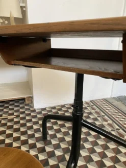 Ancien pupitre d'écolier avec chaise intégrée – chêne et métal – année