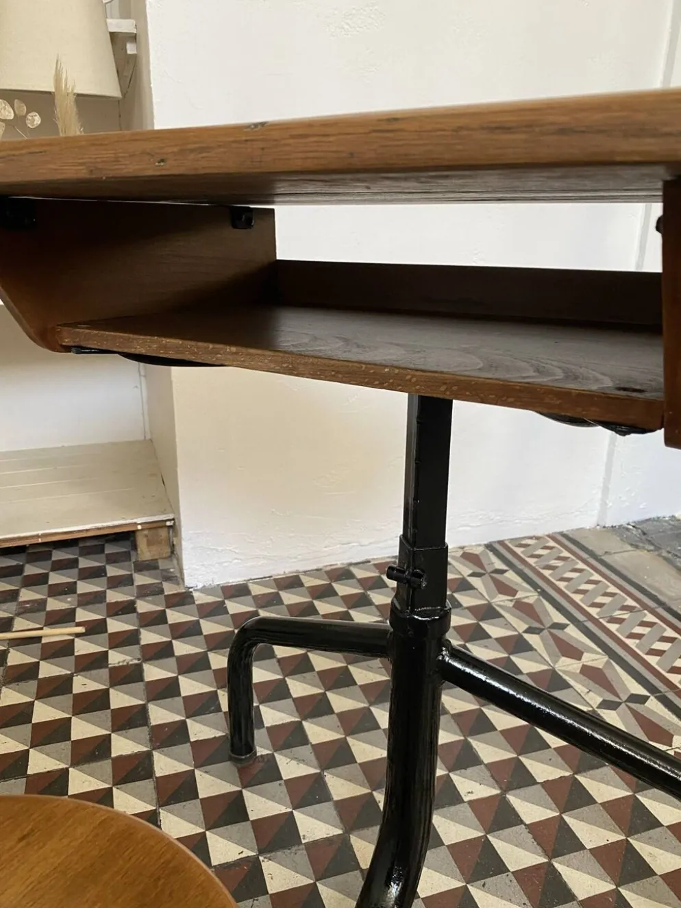 Ancien pupitre d'écolier avec chaise intégrée – chêne et métal – année