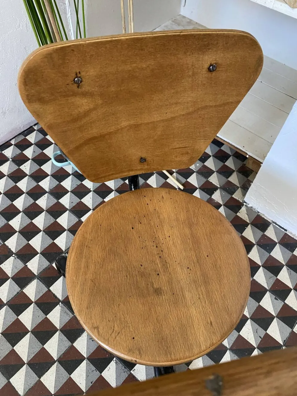 Ancien pupitre d'écolier avec chaise intégrée – chêne et métal – année