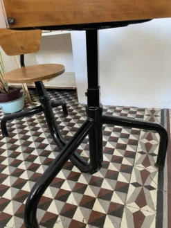 Ancien pupitre d'écolier avec chaise intégrée – chêne et métal – année