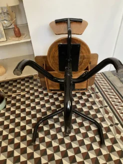 Ancien pupitre d'écolier avec chaise intégrée – chêne et métal – année