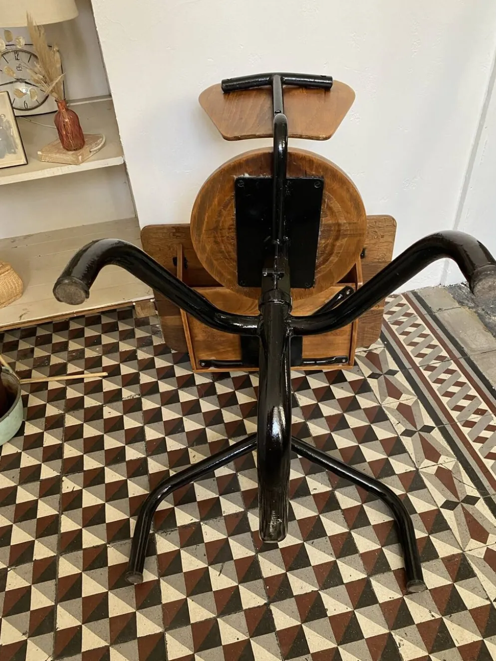 Ancien pupitre d'écolier avec chaise intégrée – chêne et métal – année