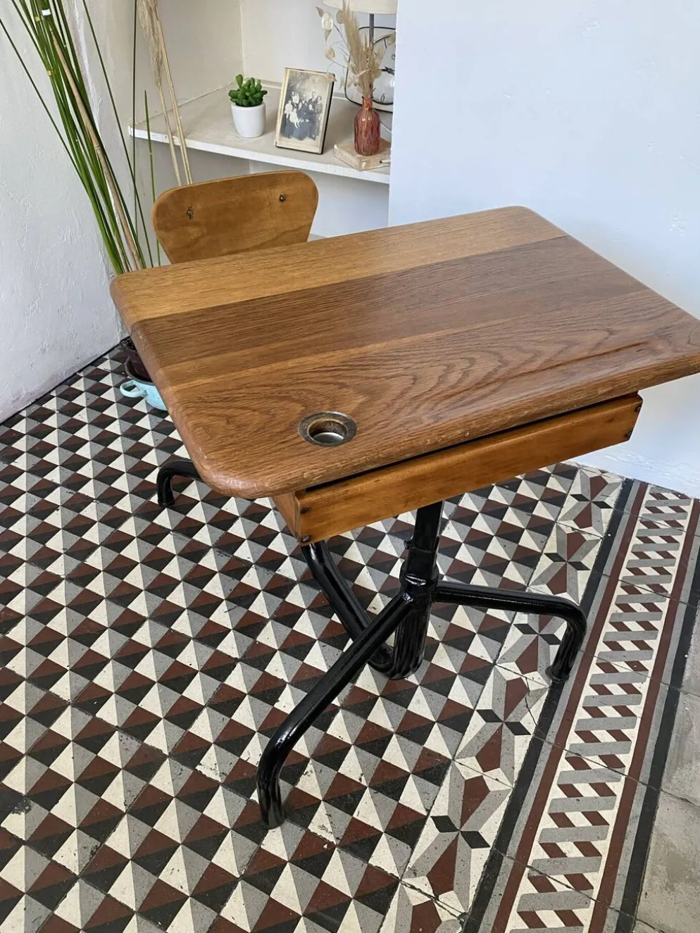 Ancien pupitre d'écolier avec chaise intégrée – chêne et métal – année