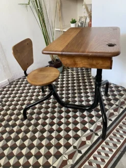 Ancien pupitre d'écolier avec chaise intégrée – chêne et métal – année
