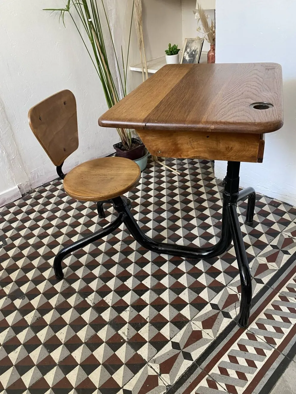 Ancien pupitre d'écolier avec chaise intégrée – chêne et métal – année