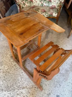 Ancien pupitre d’écolier avec siège réglable intégré