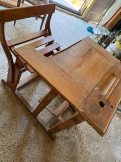 Ancien pupitre d’écolier avec siège réglable intégré