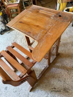 Ancien pupitre d’écolier avec siège réglable intégré
