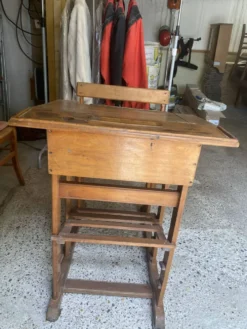Ancien pupitre d’écolier avec siège réglable intégré
