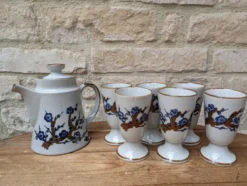 Ancien service à café avec 6 mazagrans et cafetière décor floral bleu