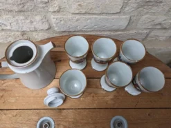 Ancien service à café avec 6 mazagrans et cafetière décor floral bleu