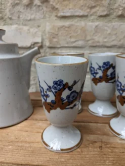 Ancien service à café avec 6 mazagrans et cafetière décor floral bleu