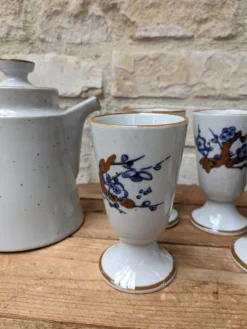 Ancien service à café avec 6 mazagrans et cafetière décor floral bleu