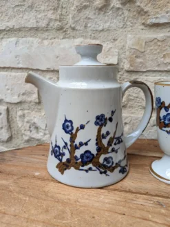 Ancien service à café avec 6 mazagrans et cafetière décor floral bleu