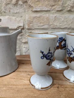 Ancien service à café avec 6 mazagrans et cafetière décor floral bleu