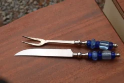 Ancien service à découper couteau et fourchette – manches en perles de verre bleu