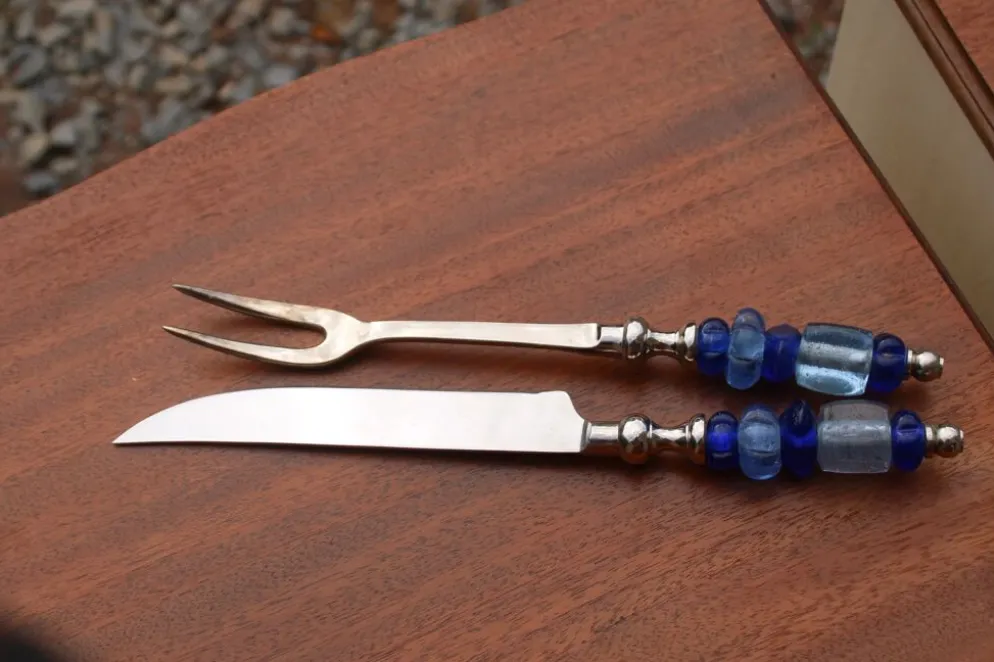 Ancien service à découper couteau et fourchette – manches en perles de verre bleu