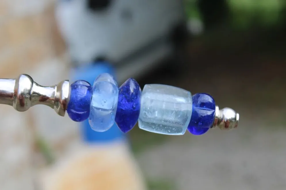 Ancien service à découper couteau et fourchette – manches en perles de verre bleu