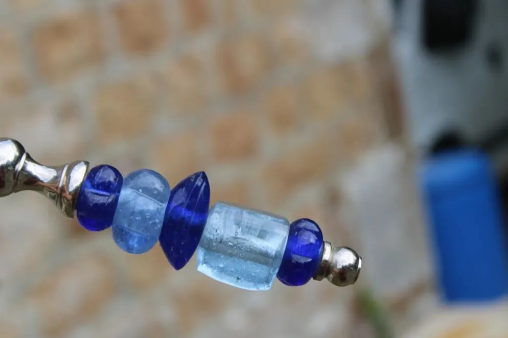 Ancien service à découper couteau et fourchette – manches en perles de verre bleu