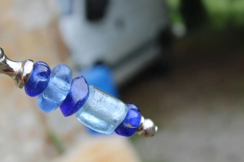 Ancien service à découper couteau et fourchette – manches en perles de verre bleu