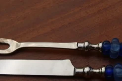 Ancien service à découper couteau et fourchette – manches en perles de verre bleu