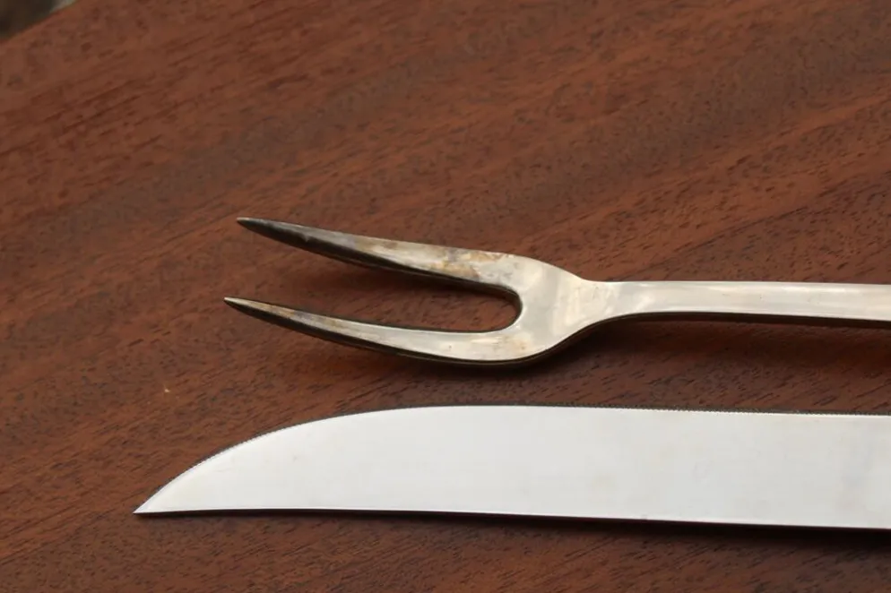 Ancien service à découper couteau et fourchette – manches en perles de verre bleu