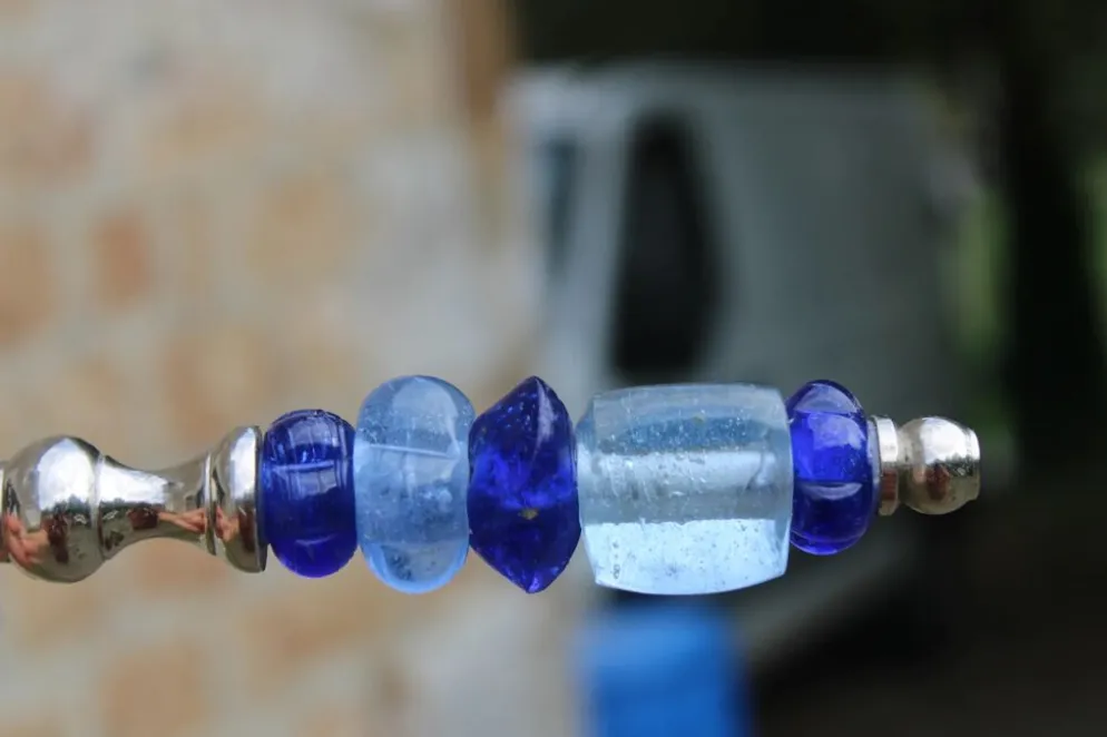 Ancien service à découper couteau et fourchette – manches en perles de verre bleu