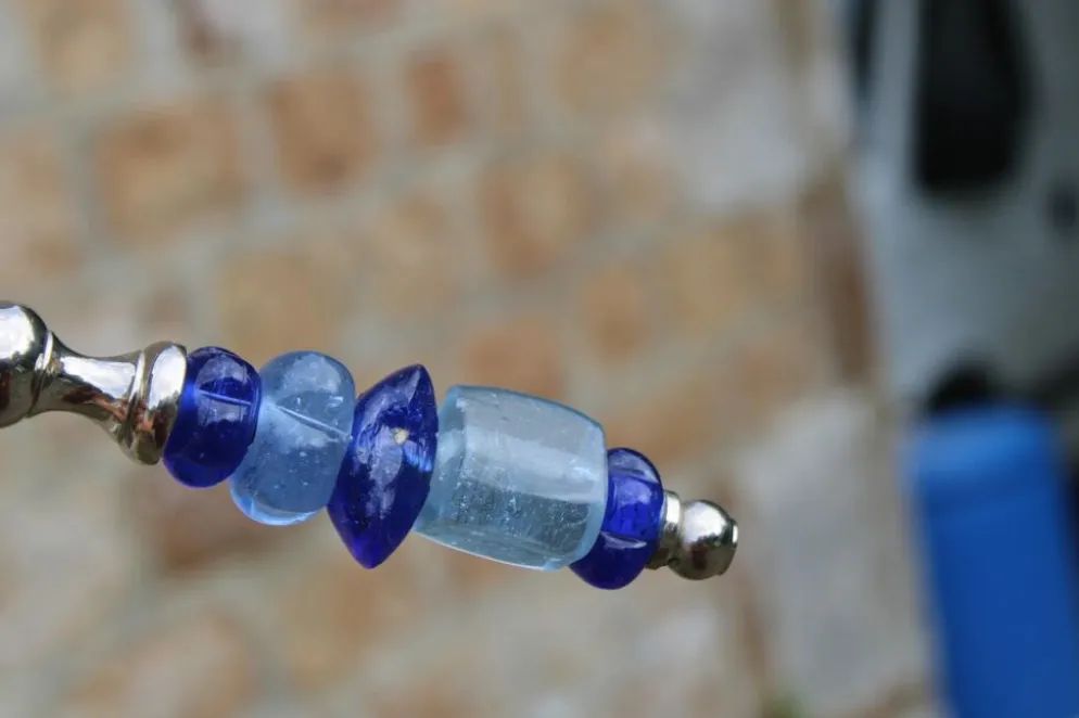Ancien service à découper couteau et fourchette – manches en perles de verre bleu