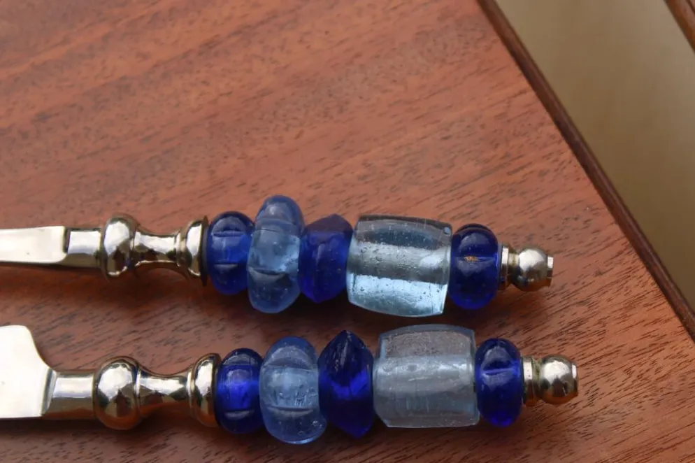 Ancien service à découper couteau et fourchette – manches en perles de verre bleu