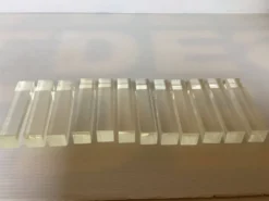 12 anciens porte-couteaux en lucite