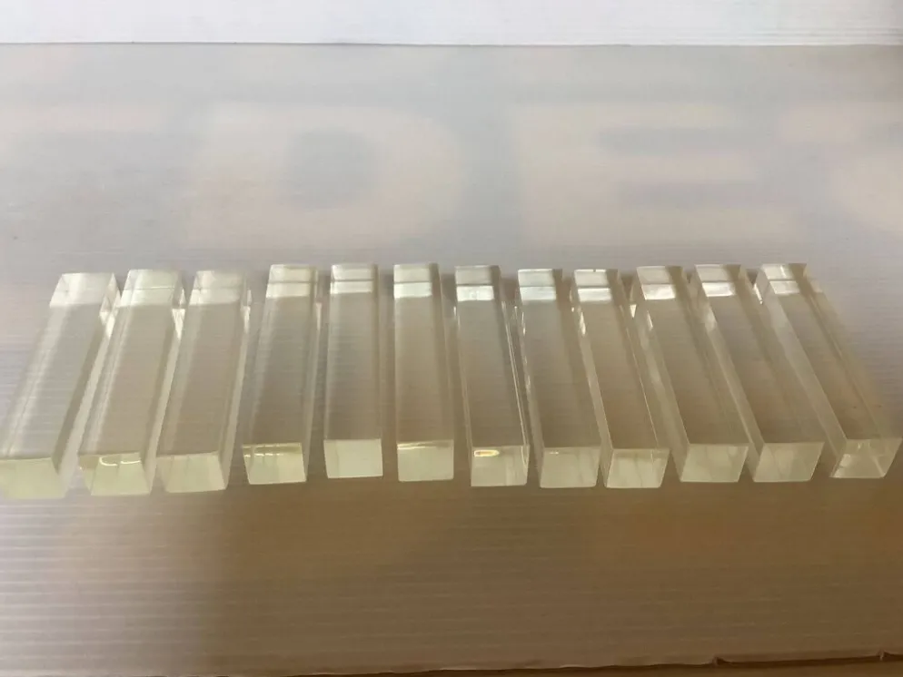 12 anciens porte-couteaux en lucite