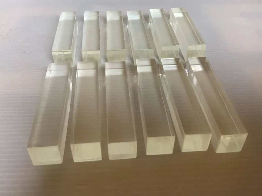 12 anciens porte-couteaux en lucite