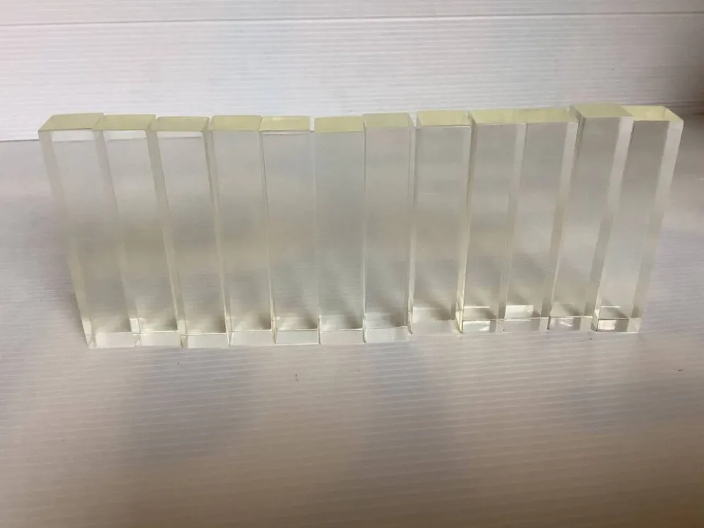 12 anciens porte-couteaux en lucite