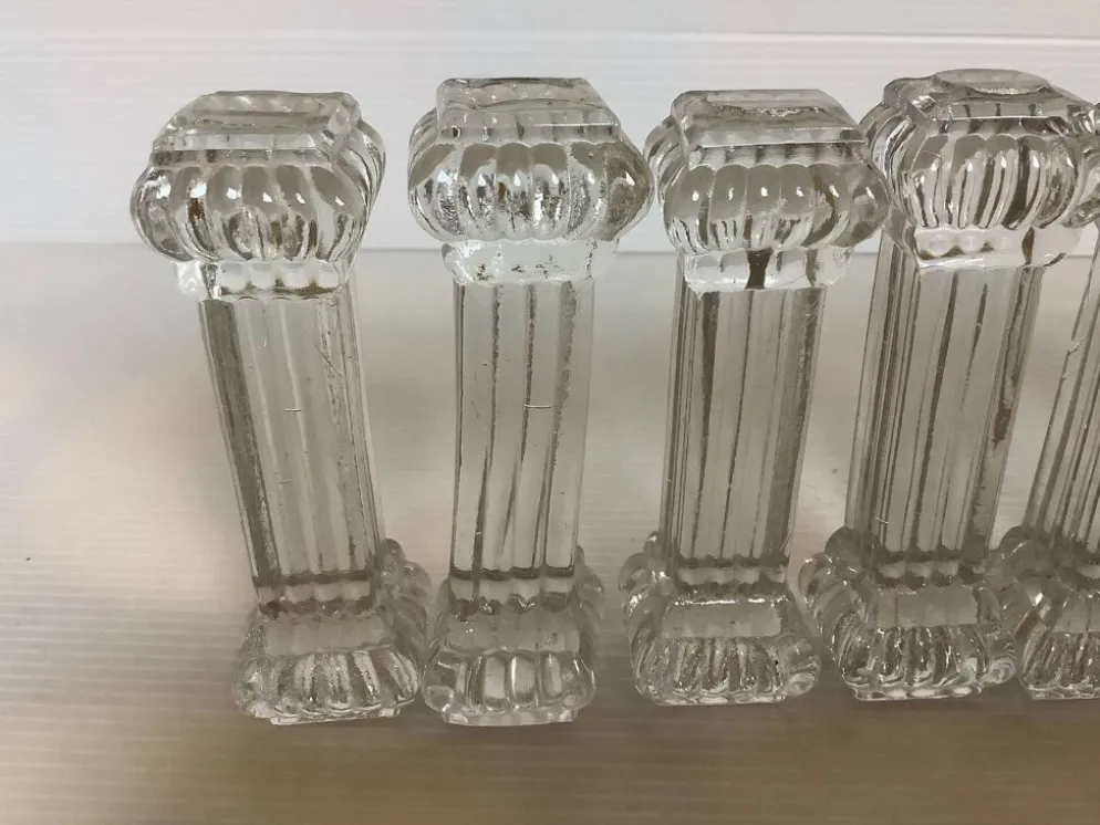 10 anciens porte-couteaux en verre moulé