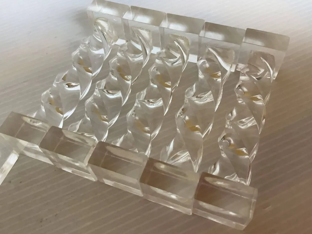 10 anciens porte-couteaux torsadés en lucite