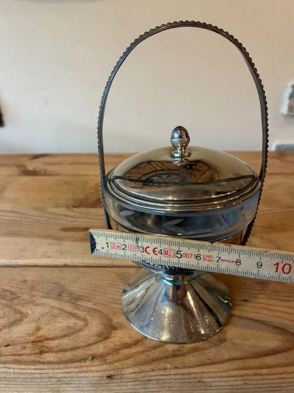 Ancien sucrier / serviteur sur pied – Verre gravé & monture en métal a