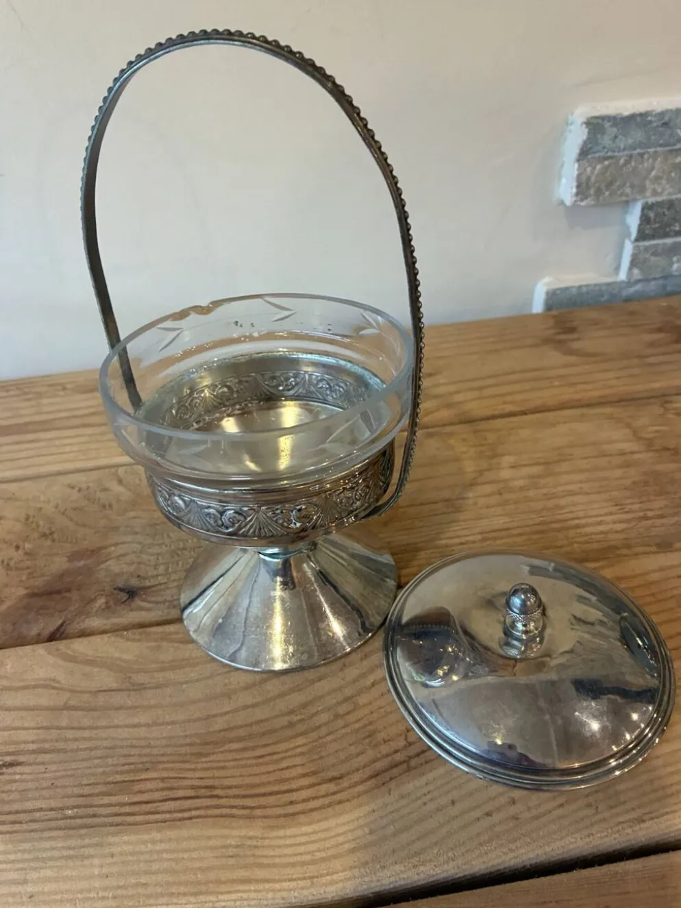 Ancien sucrier / serviteur sur pied – Verre gravé & monture en métal a