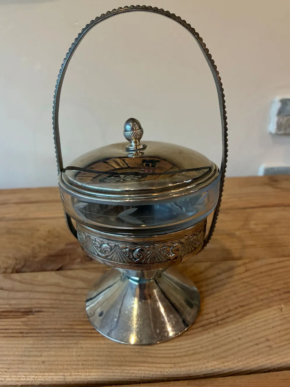 Ancien sucrier / serviteur sur pied – Verre gravé & monture en métal a