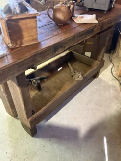 Ancien établi/console rénové – pièce unique pleine de caractère