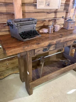 Ancien établi/console rénové – pièce unique pleine de caractère